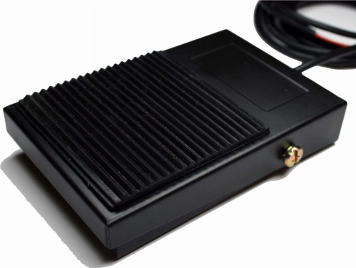 przycisk MONIT FOOT RESET SWITCH